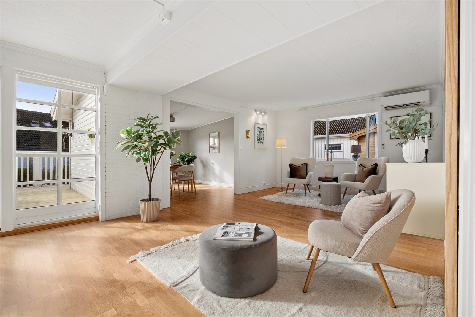 Gjennomgående gulv og lyse overflater gir en helhetlig følelse. Galleribilde