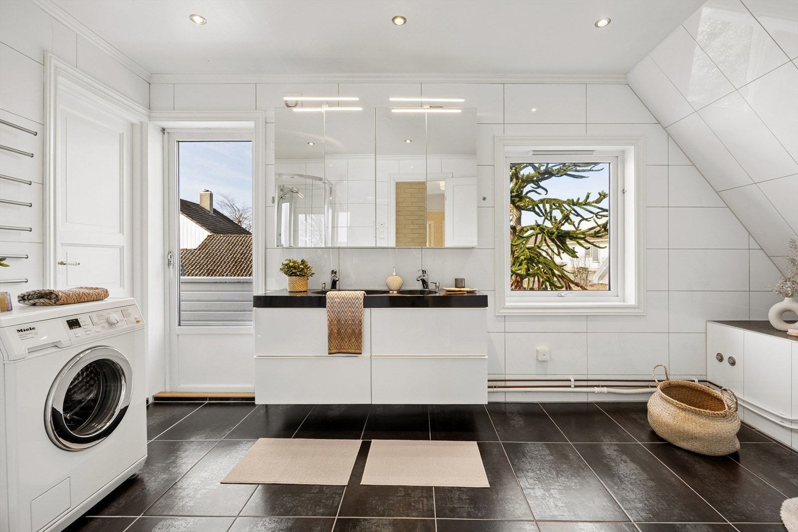 Helfliset bad fra 2009 med varme i gulv. Galleribilde