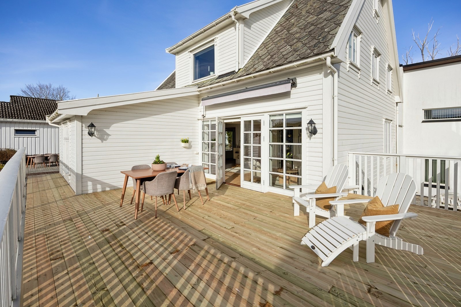 Eiendommen byr på to store terrasser på til sammen 78 m², som gir rikelig med plass for uteliv. Galleribilde