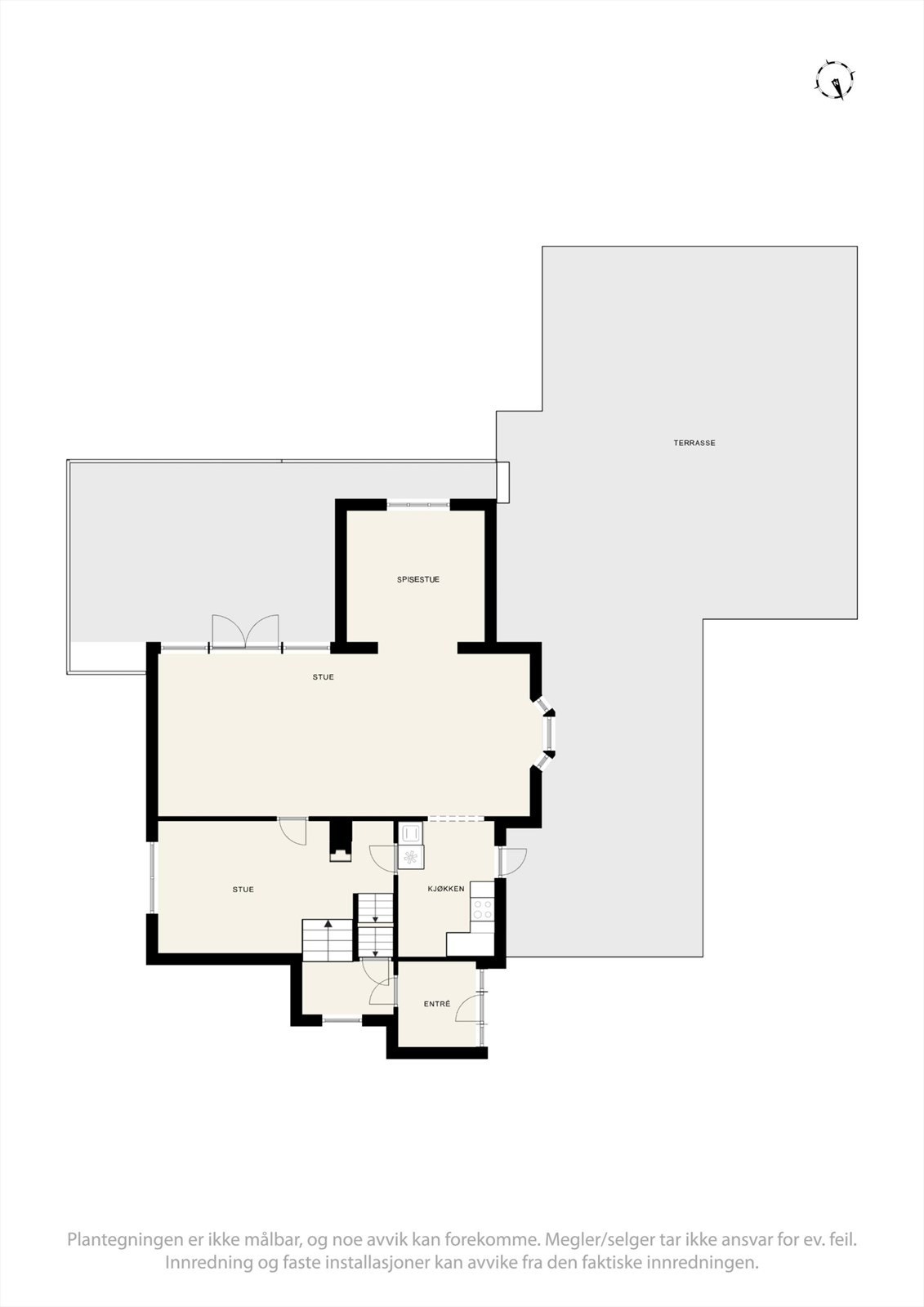 1. etasje har en sosial planløsning med stue, TV-stue, spisestue og kjøkken. Galleribilde