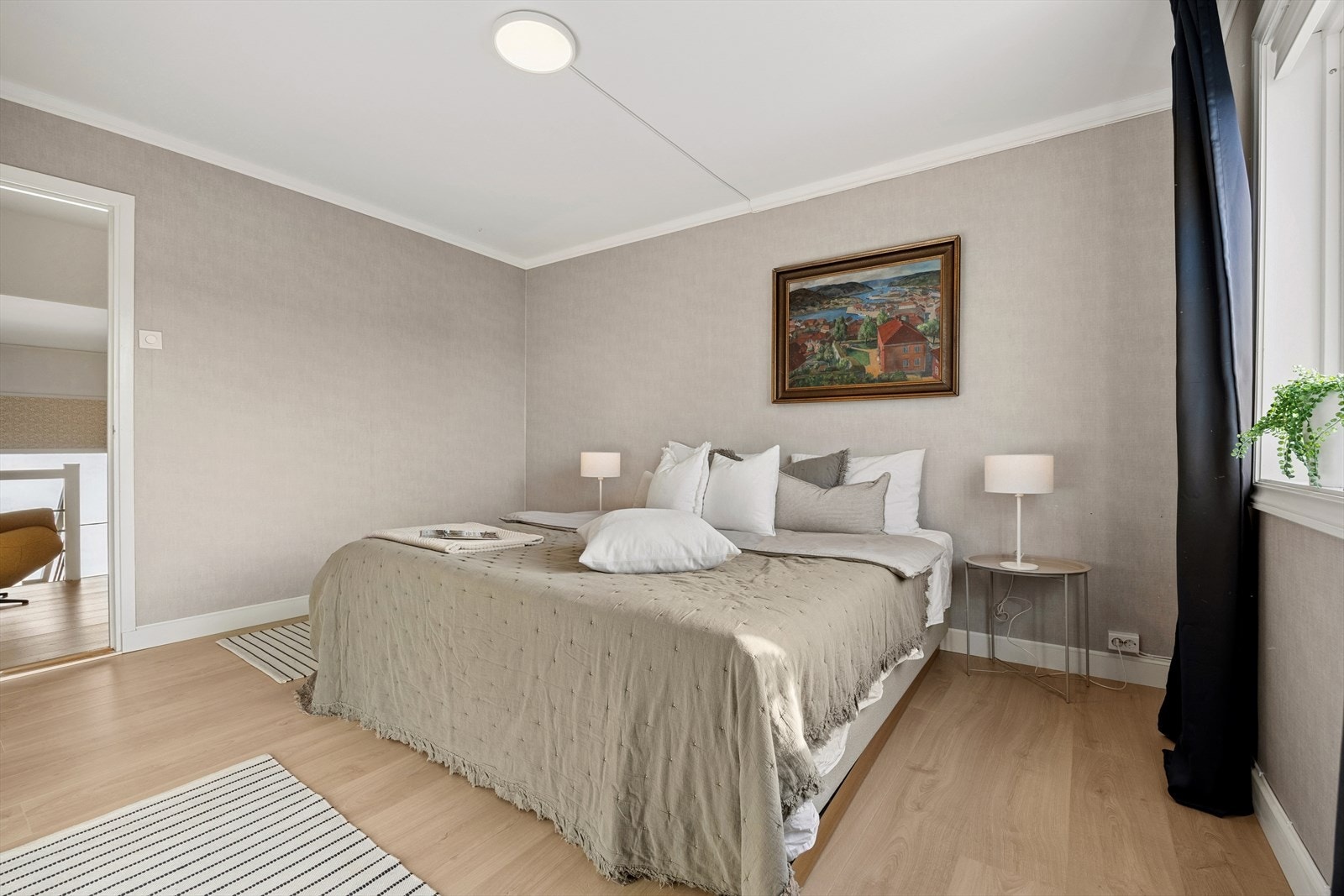 Hovedsoverommet er romslig med plass til dobbeltseng og garderobeløsning. Galleribilde