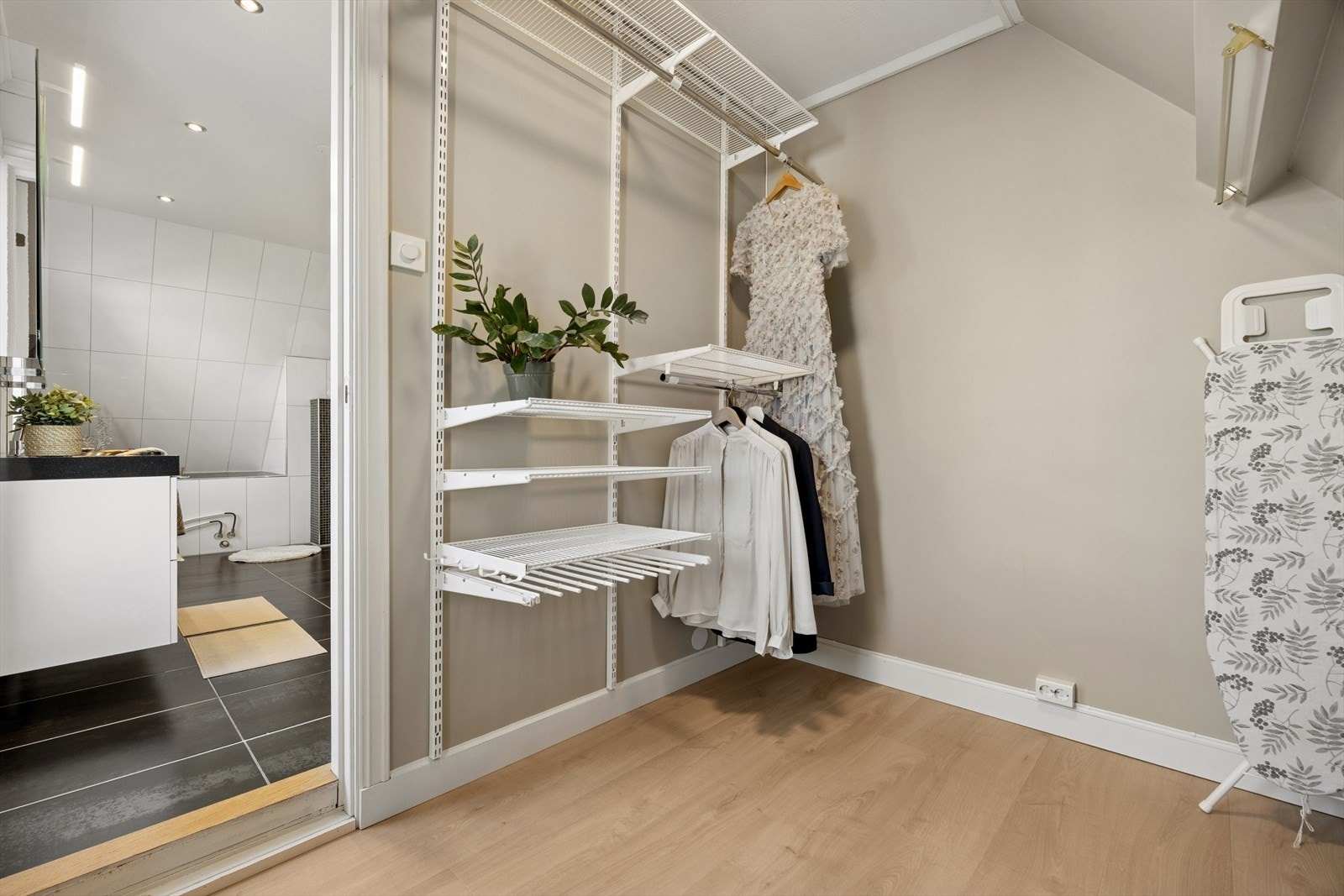 Direkte adkomst fra badet til walk-in closet som gir god garderobeplass. Galleribilde