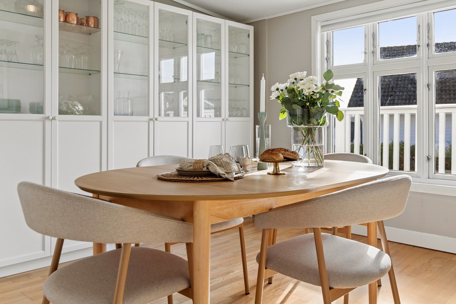 Store skap med vitrinedører gir rikelig med oppbevaringsplass. Galleribilde