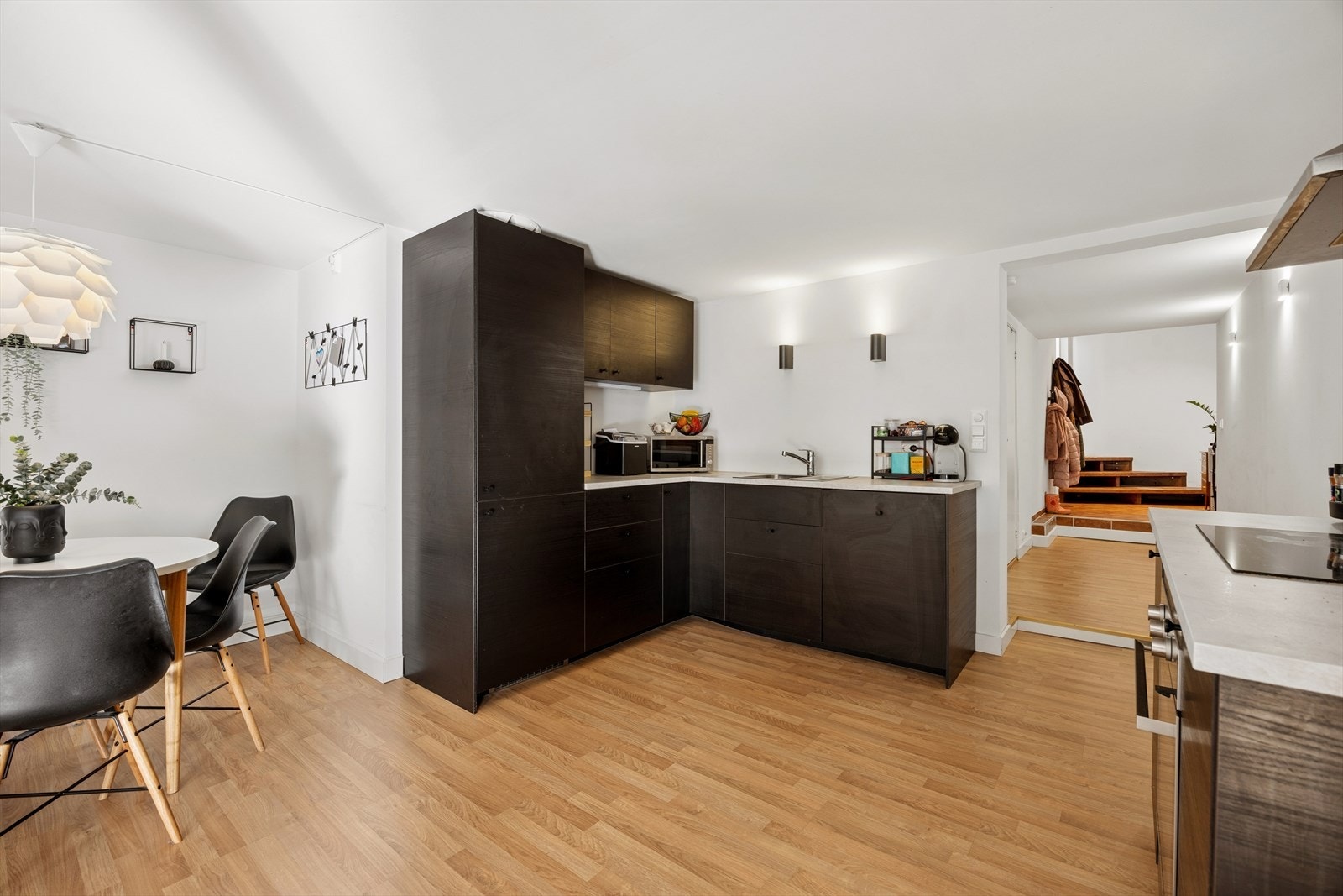 Kjøkkenet har en stilren innredning med glatte fronter og laminatbenkeplate. Det er montert Waterguard for ekstra sikkerhet, og en kjøkkenventilator med avtrekk ut. Galleribilde