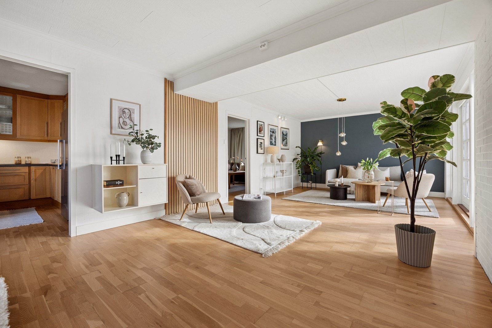 En delvis åpen løsning binder oppholdsrommene sammen på en naturlig måte. Fine kontrastvegger som gir et personlig preg. Galleribilde