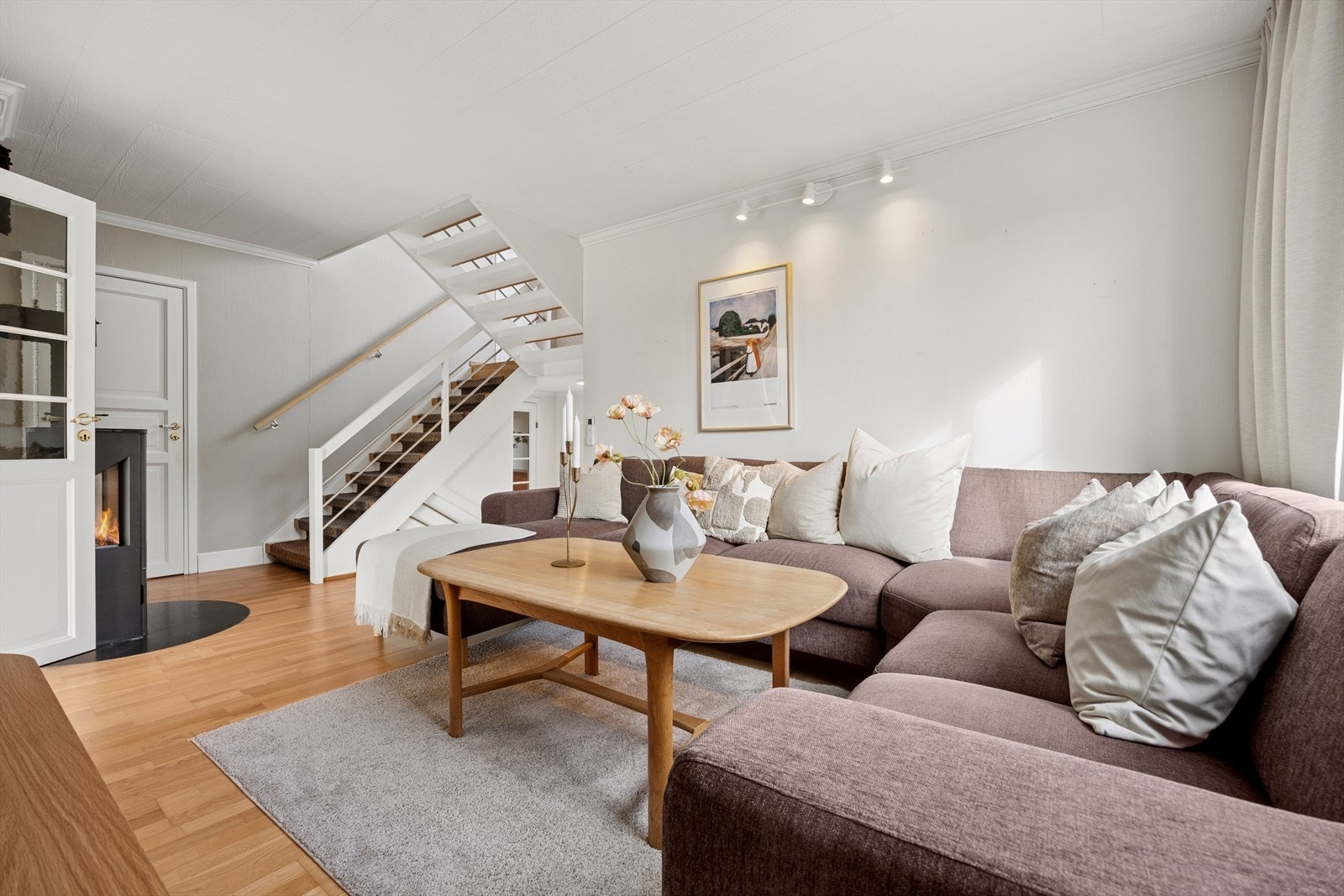 Fra TV-stuen leder en trapp opp til boligens 2. etasje. Galleribilde