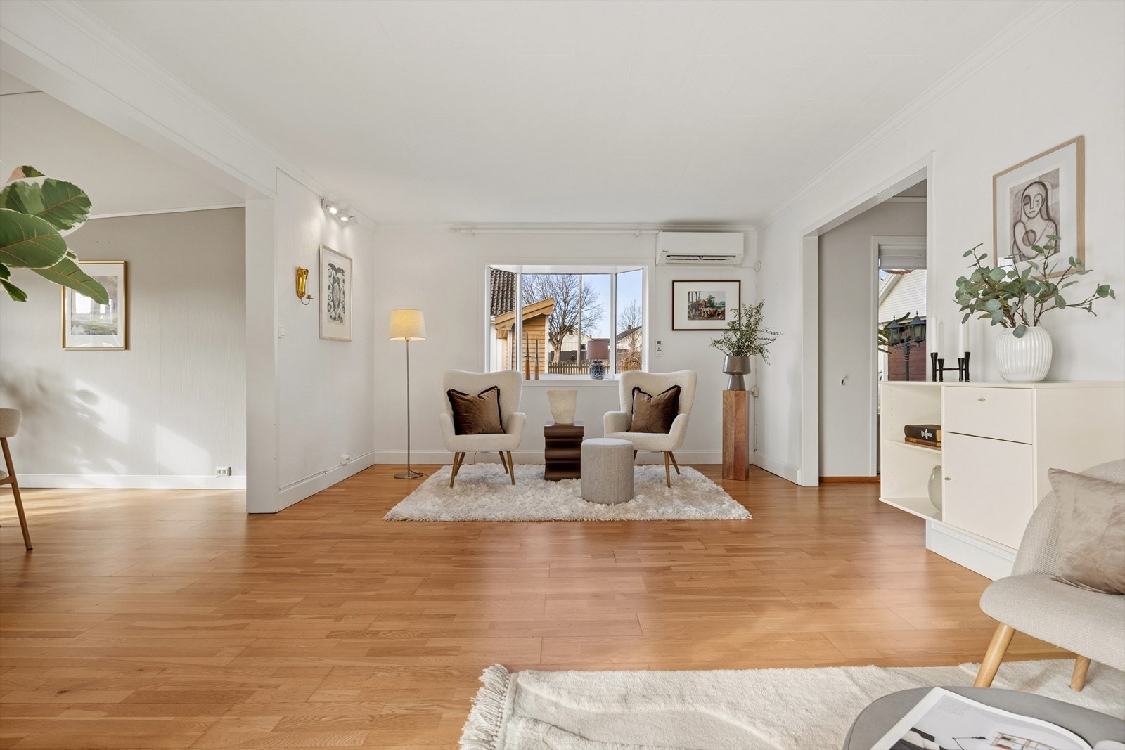 Stuen kan deles opp i flere soner; En ekstra stuesone med varmepumpe fra 2023 gir fleksibilitet for ulike sittegrupper. Galleribilde