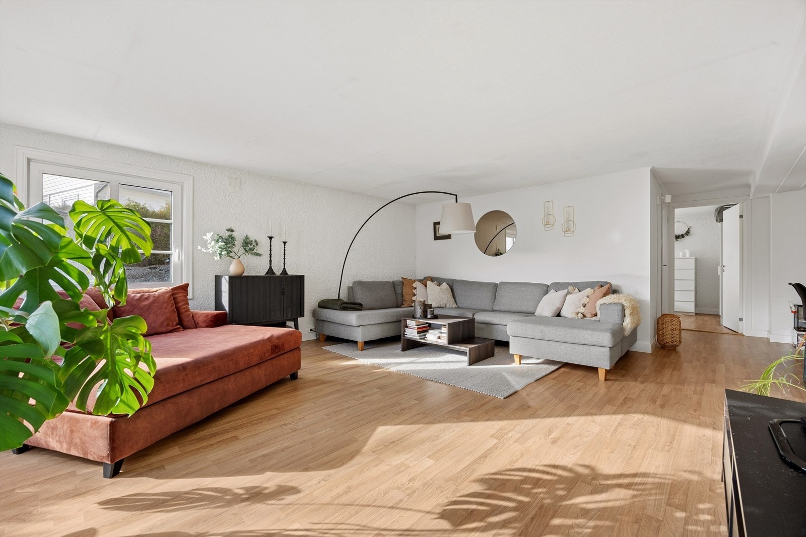 God plass til sofagruppe og TV-møblement. Galleribilde