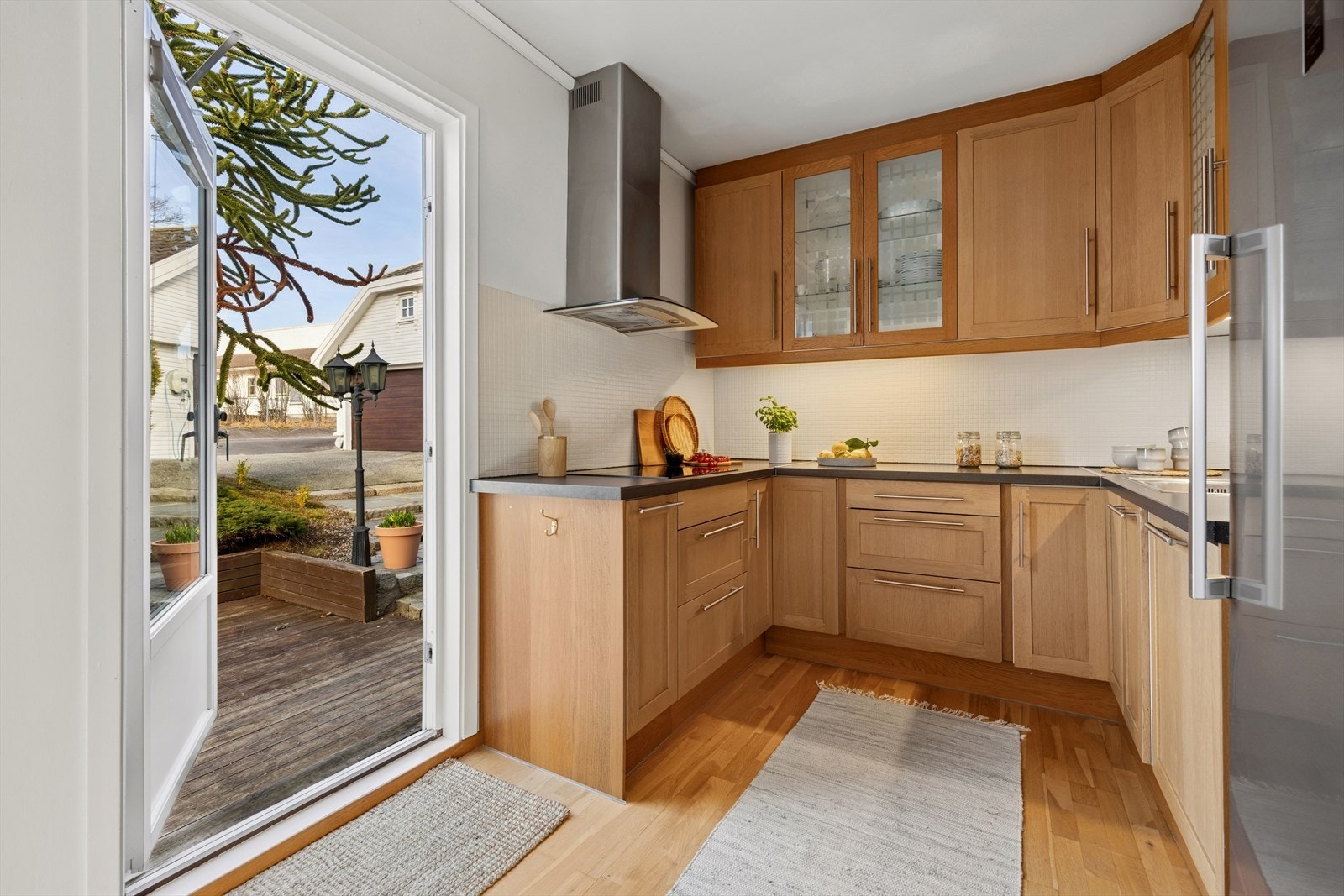 Direkte utgang til en terrasse på ca. 50 m², med morgensol og formiddagssol. Galleribilde