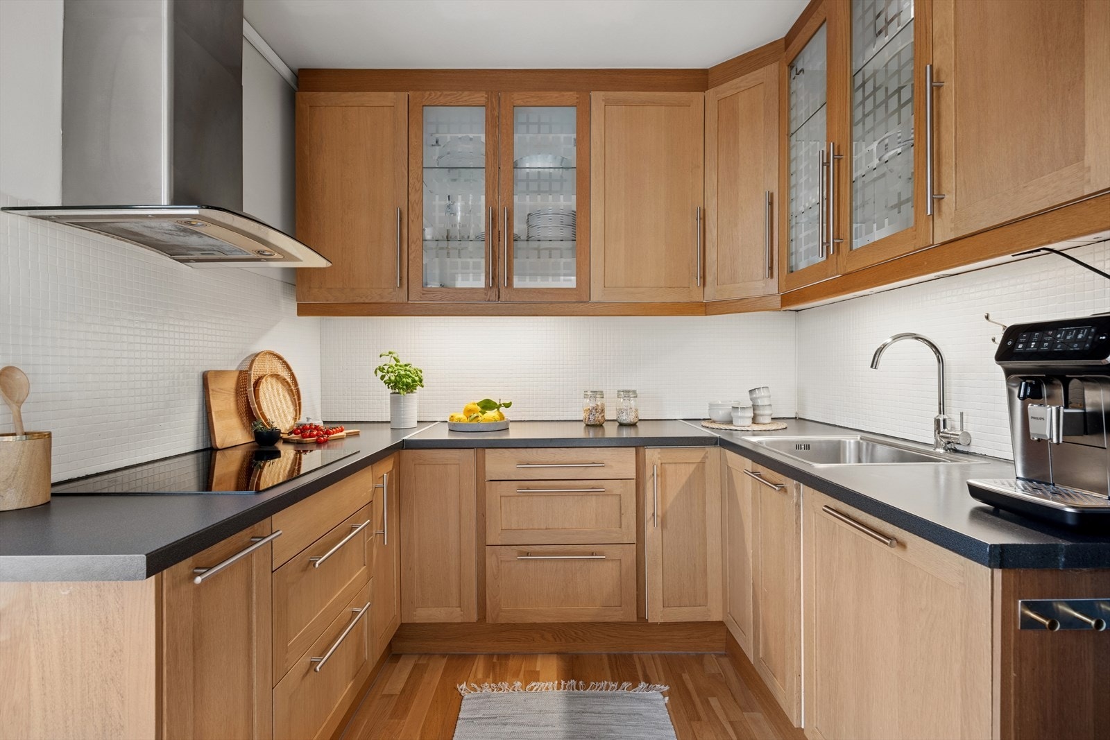 Kjøkkenet har en innredning med profilerte fronter og benkeplate i laminat. Galleribilde