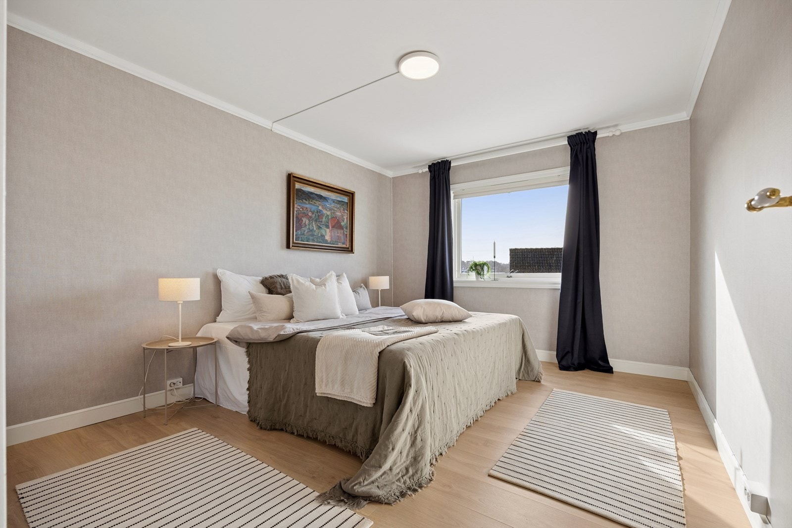 Soverommene i denne etasjen har gulv av laminat eller parkett og vegger med tapet eller trepanel. Galleribilde