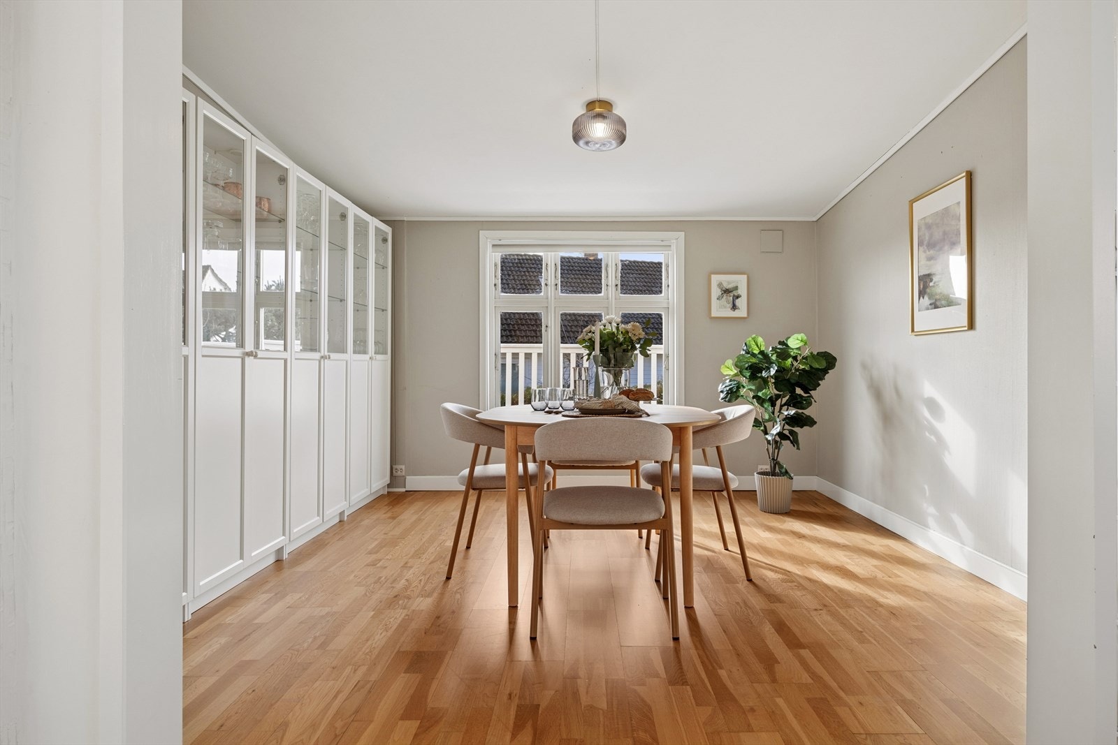 Spisestuen har god plass til et større spisebord for hyggelige sammenkomster. Et innbydende samlingssted, her nytes gode måltider. Galleribilde