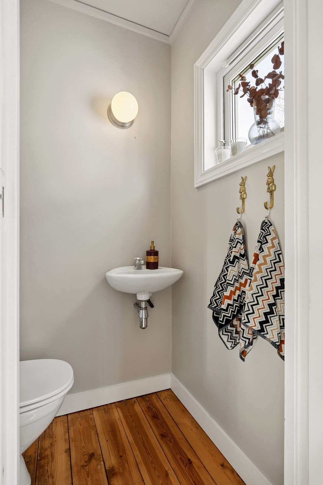 Toalettrom innredet med et frittstående toalett og en vegghengt servant (det er kun kaldt vann til servanten). Ventilasjonen er naturlig. Galleribilde