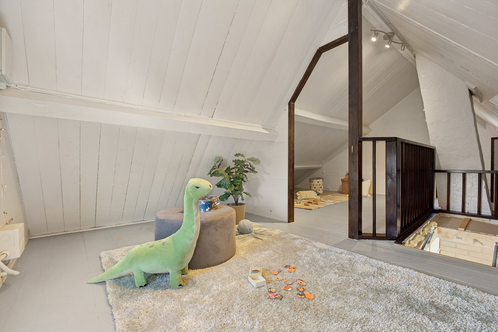 Loftet er et romslig kaldloft som i dag benyttes til lagring. Galleribilde