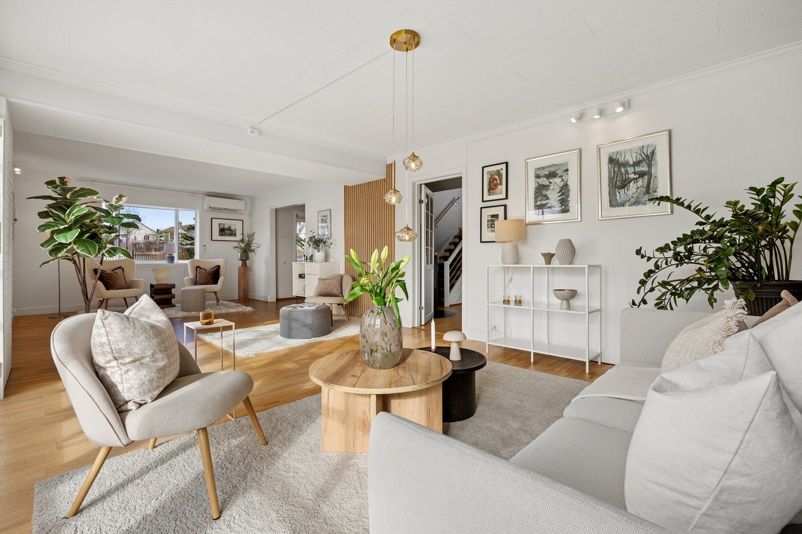 Stuen er romslig og har flere soner for møblering. Galleribilde