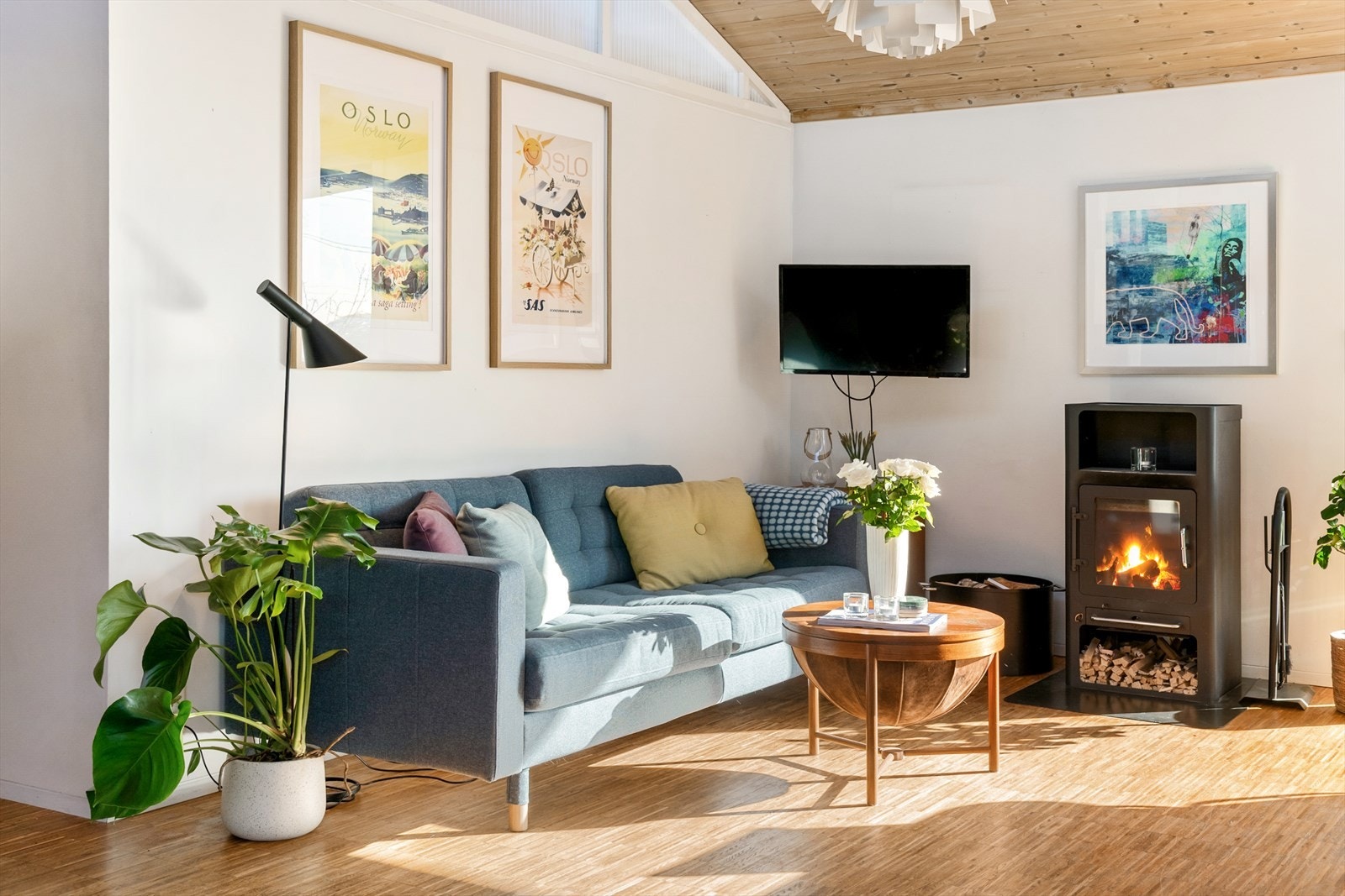 Stuen har god plass til en romslig sittegruppe og danner et naturlig samlingspunkt i boligen. Galleribilde