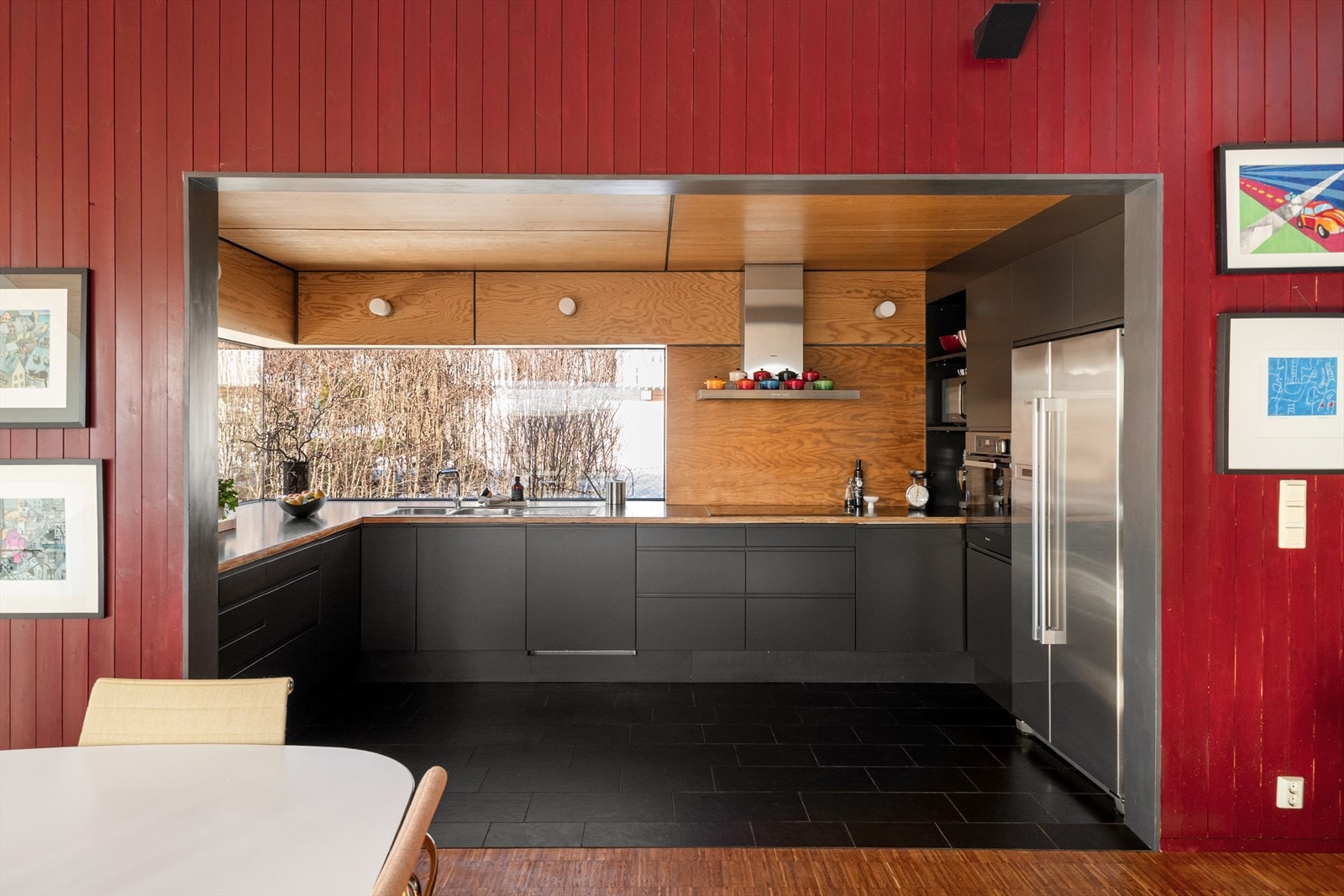 Innredningen har glatte fronter og et moderne uttrykk. Galleribilde