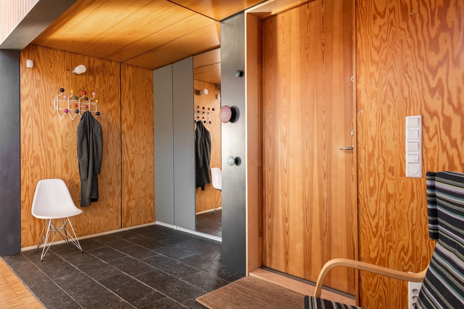 Rommet fungerer som et praktisk bindeledd mellom oppholdsrom og soveromsavdeling. Galleribilde