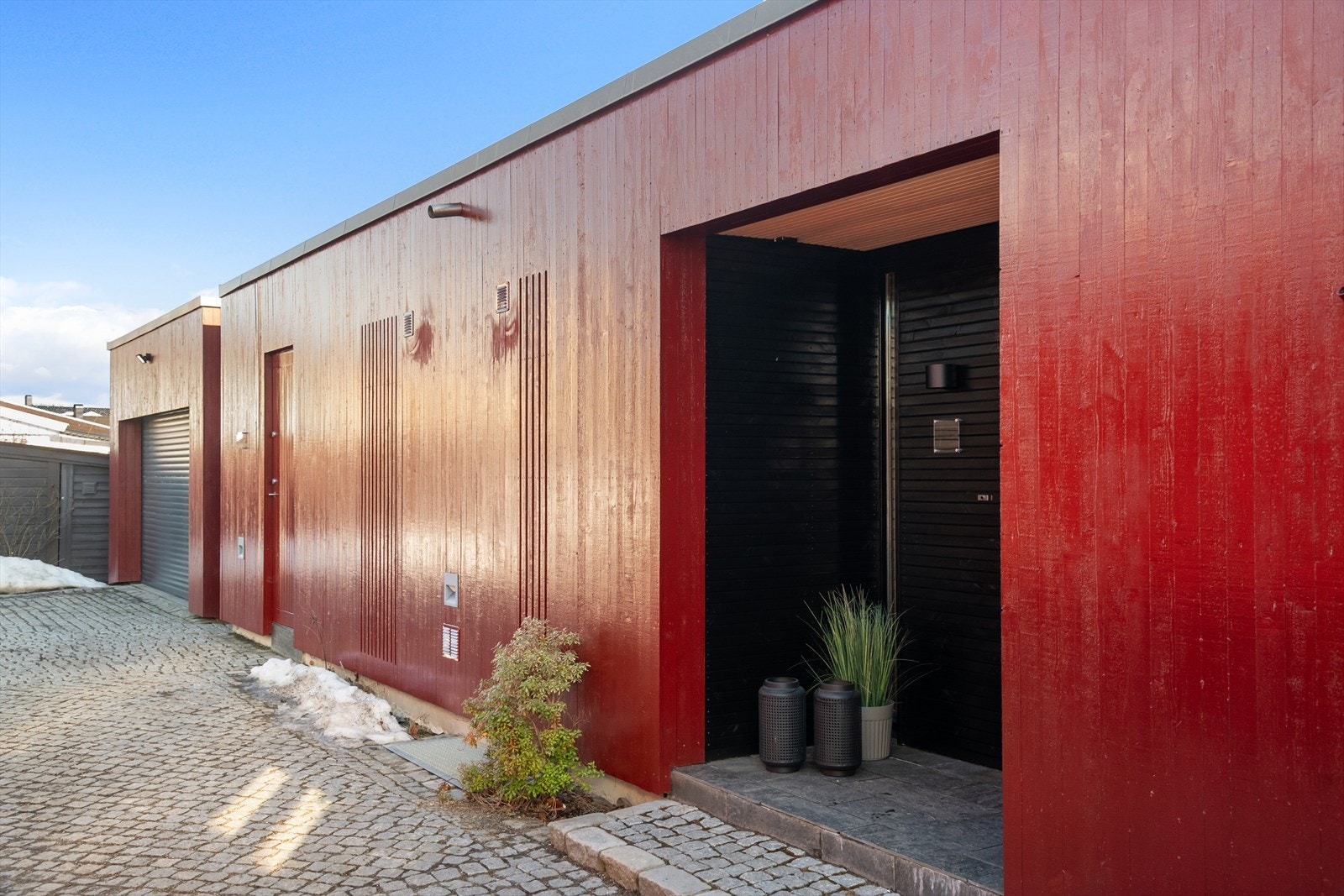 Eiendommen har en romslig innkjørsel med gode parkeringsmuligheter. Galleribilde