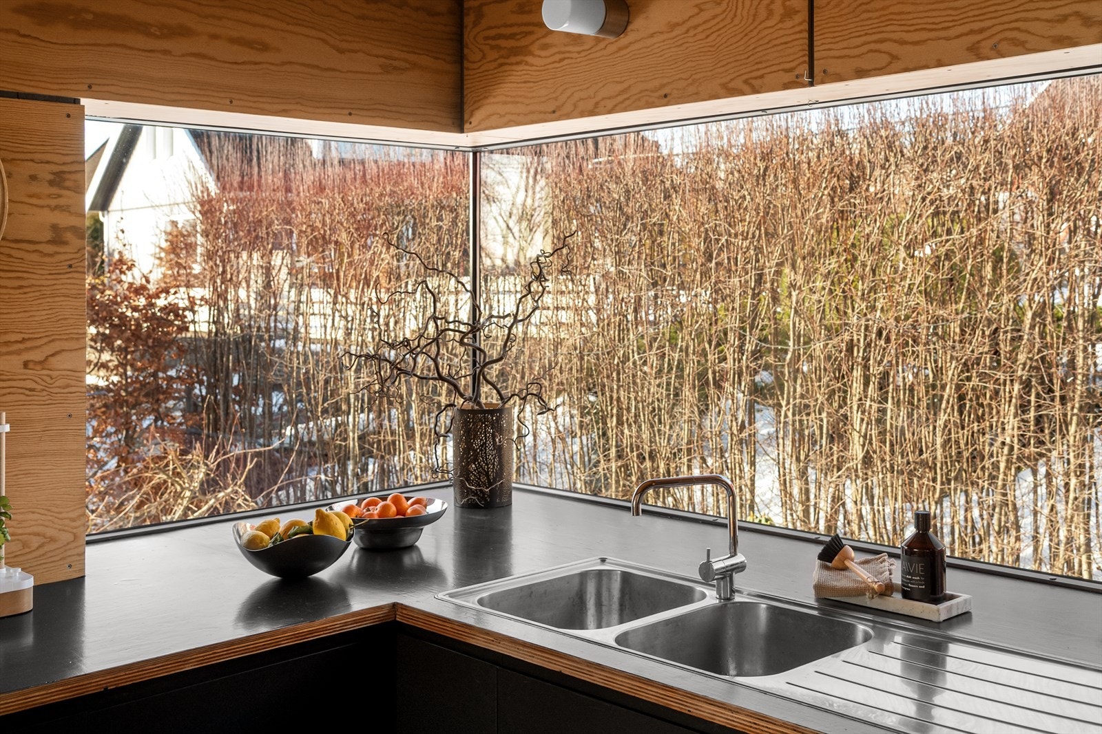 Godt med benkeplass gjør kjøkkenet funksjonell i bruk. Galleribilde