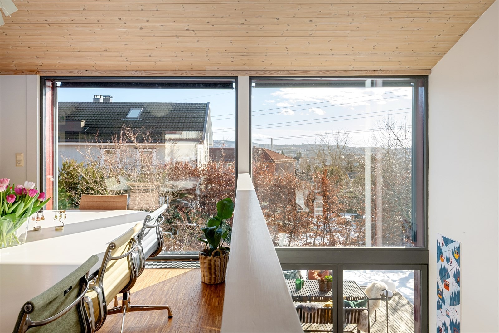 De store vinduene gir rommet en åpen og luftig karakter. Galleribilde