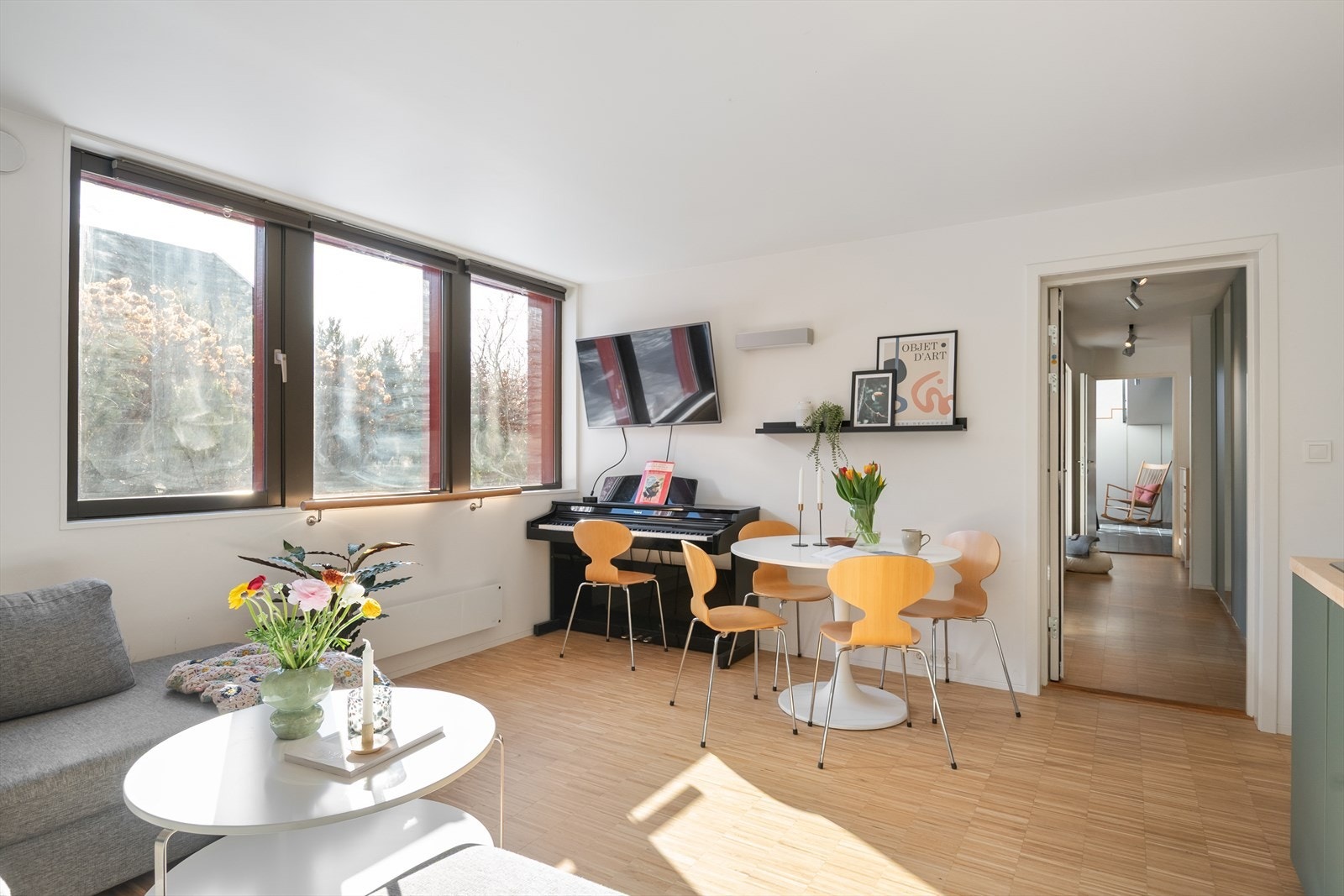 Rommet har god plass til både sittegruppe og spiseplass. Galleribilde