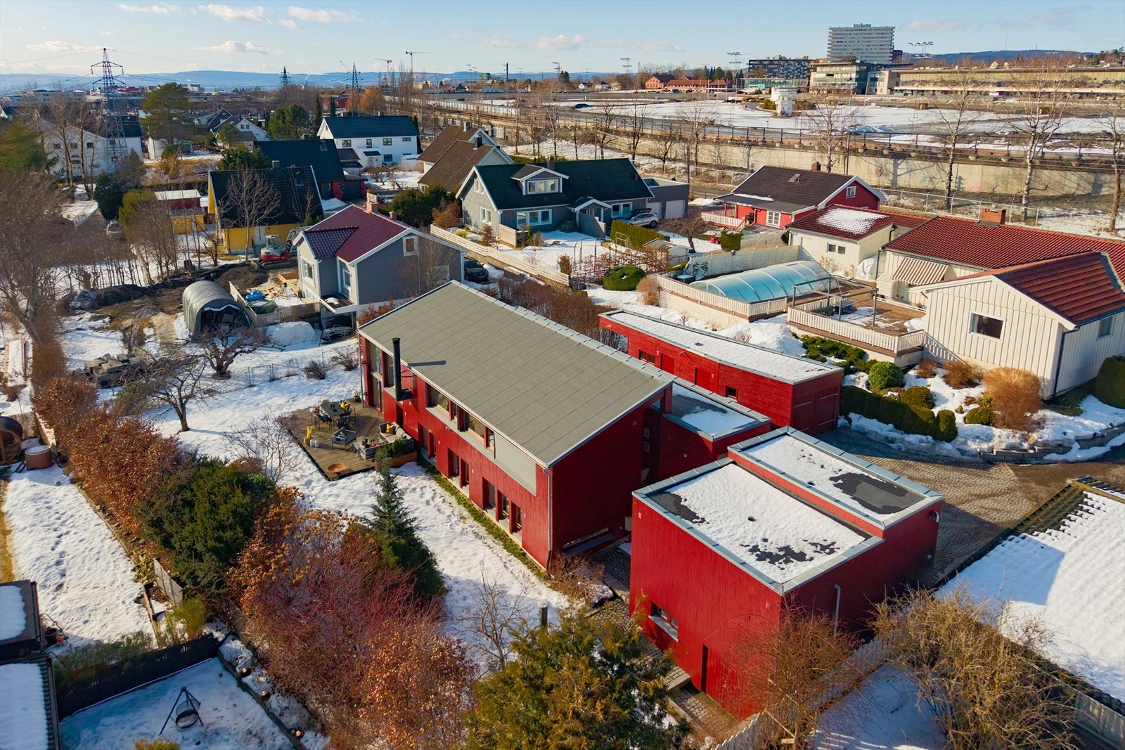 Eiendommen fremstår som en helhet hvor arkitektur, uteområder og planløsning spiller godt sammen. Galleribilde