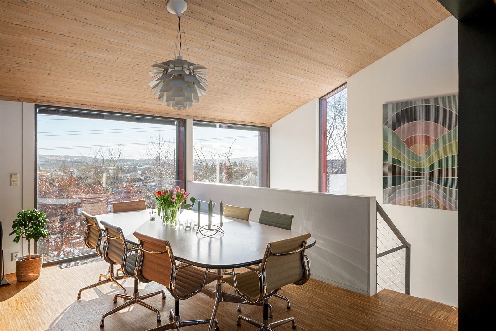 Spisestuen har en naturlig plassering i rommet med god plass til et større spisebord. Galleribilde