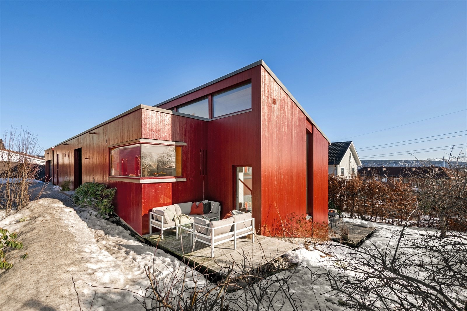 Sonja Damcevski Johansen v/Proaktiv Properties har gleden av å presentere denne arkitekttegnede og særegne eneboligen i Økernveien 219B! Galleribilde