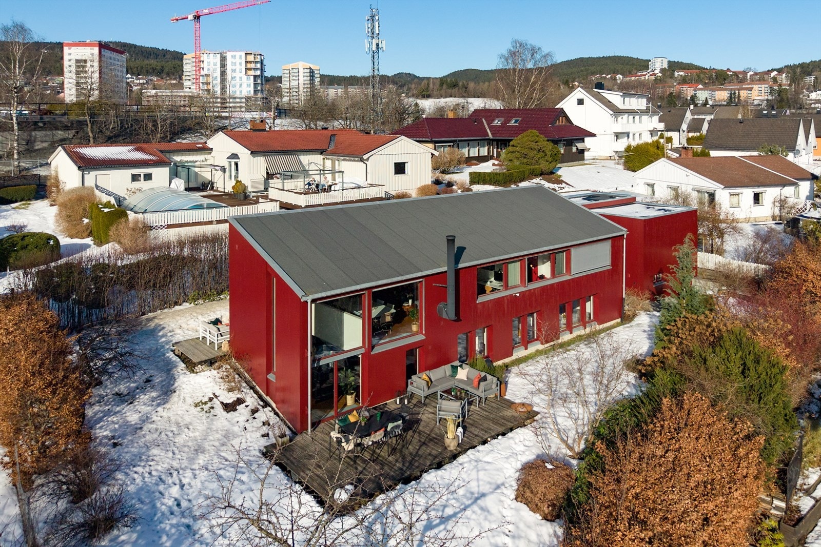 Eiendommen presenterer seg med et særegent og arkitekttegnet uttrykk hvor rene linjer, moderne former og store vindusflater skaper en karakteristisk bolig som skiller seg ut i området. Galleribilde