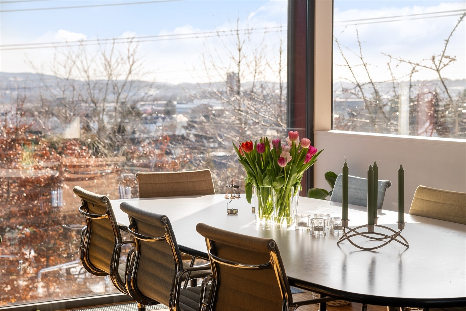 Her samles familie og gjester rundt måltider med utsikt og godt lysinnslipp. Galleribilde