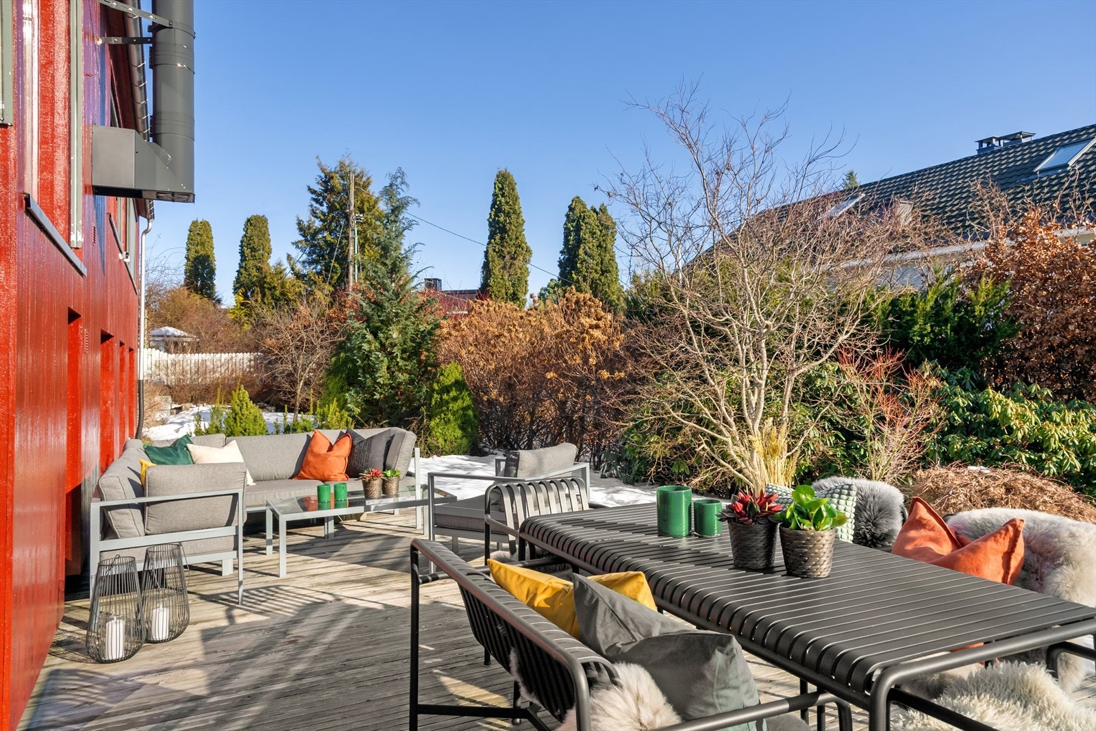 Boligen ligger fint plassert på tomten med gode solforhold og åpne utsyn mot nærområdet. Galleribilde