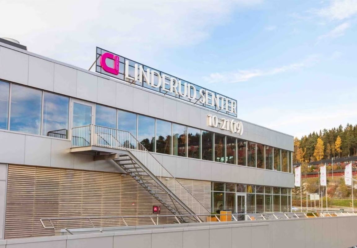 Kort avstand til Linderud Senter som bl.a byr på Cafèer og bakeri, Vinmonopol, apotek, Coop Mega og Sats treningssenter. Galleribilde