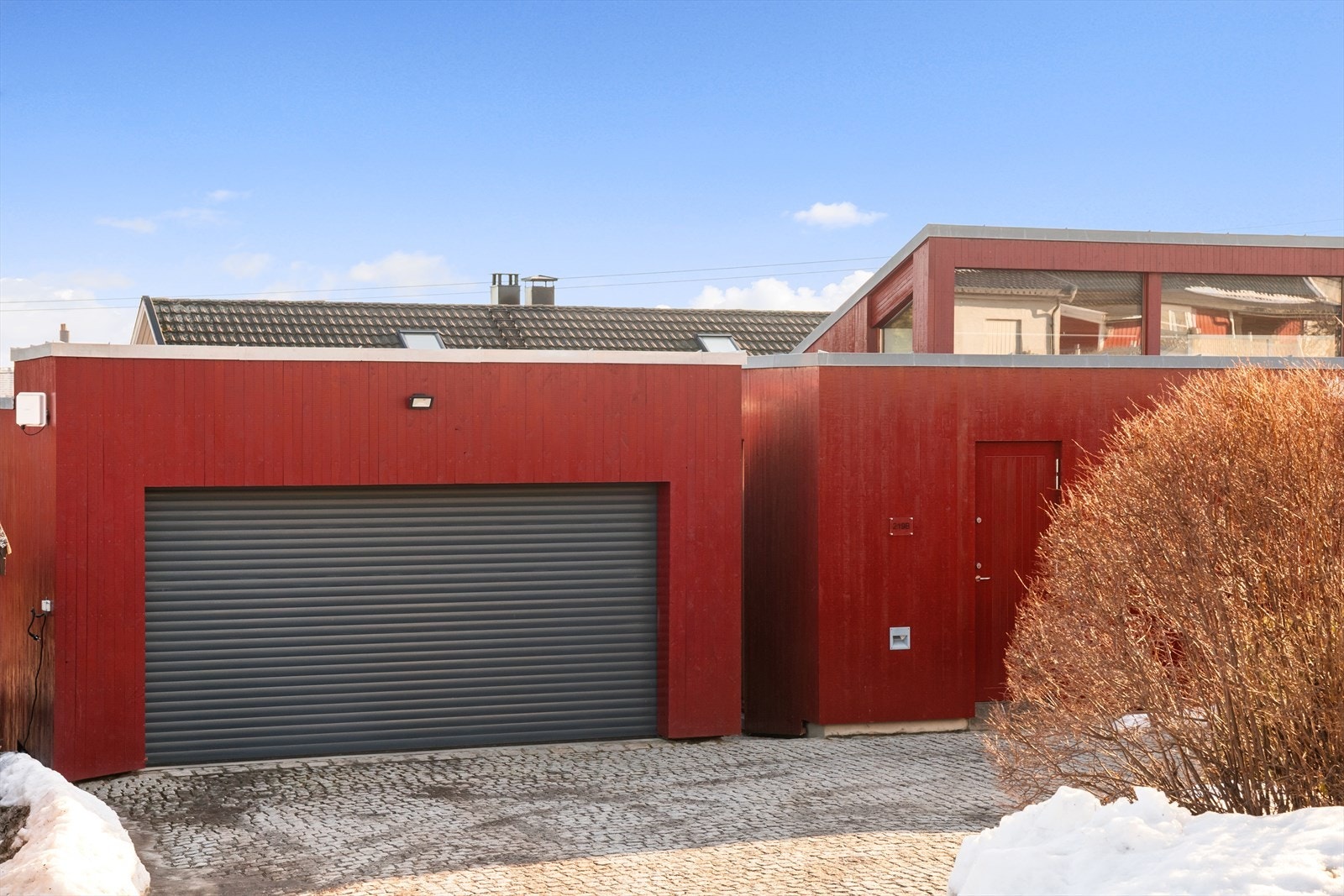 Den doble garasjen har en lader for el-bil, samt rikelig med bodplass i underetasjen. Galleribilde