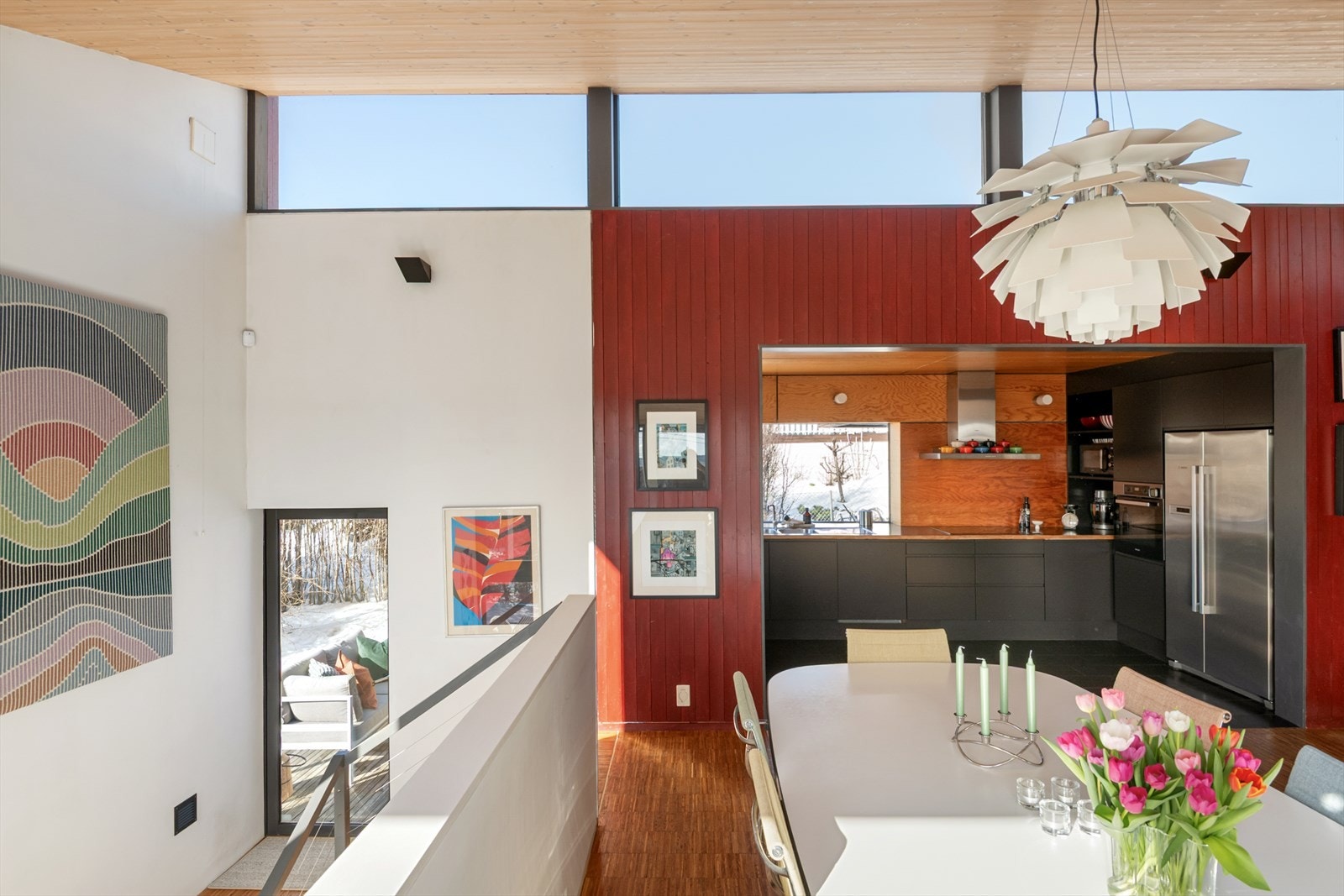 Kjøkkenet har en praktisk utforming med gode arbeidsflater og romslige benkeløsninger. Galleribilde