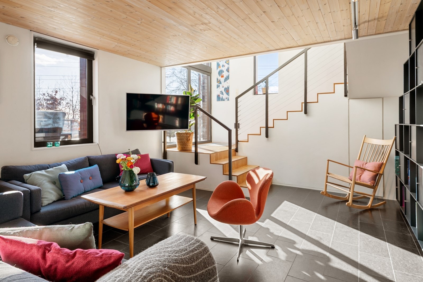 I underetasjen finner vi en romslig stue som gir ekstra oppholdsareal i boligen. Galleribilde