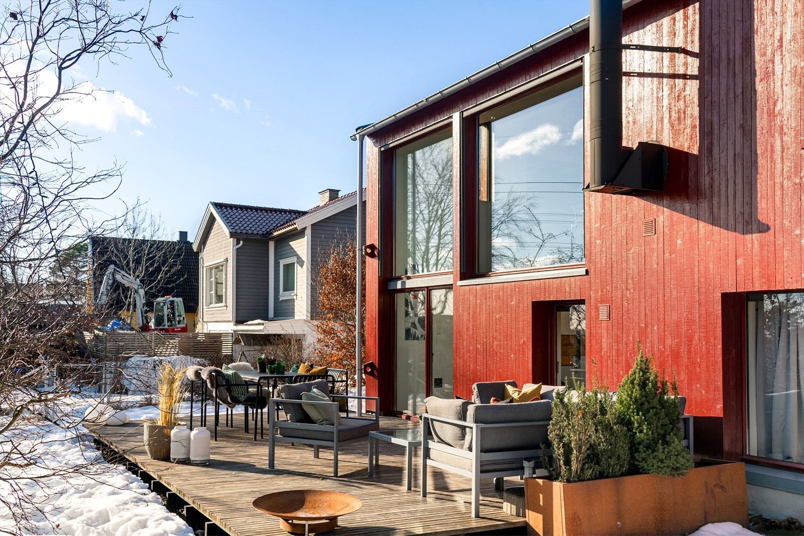 Fasaden preges av moderne arkitektur og en spennende kombinasjon av volum og materialbruk. Galleribilde