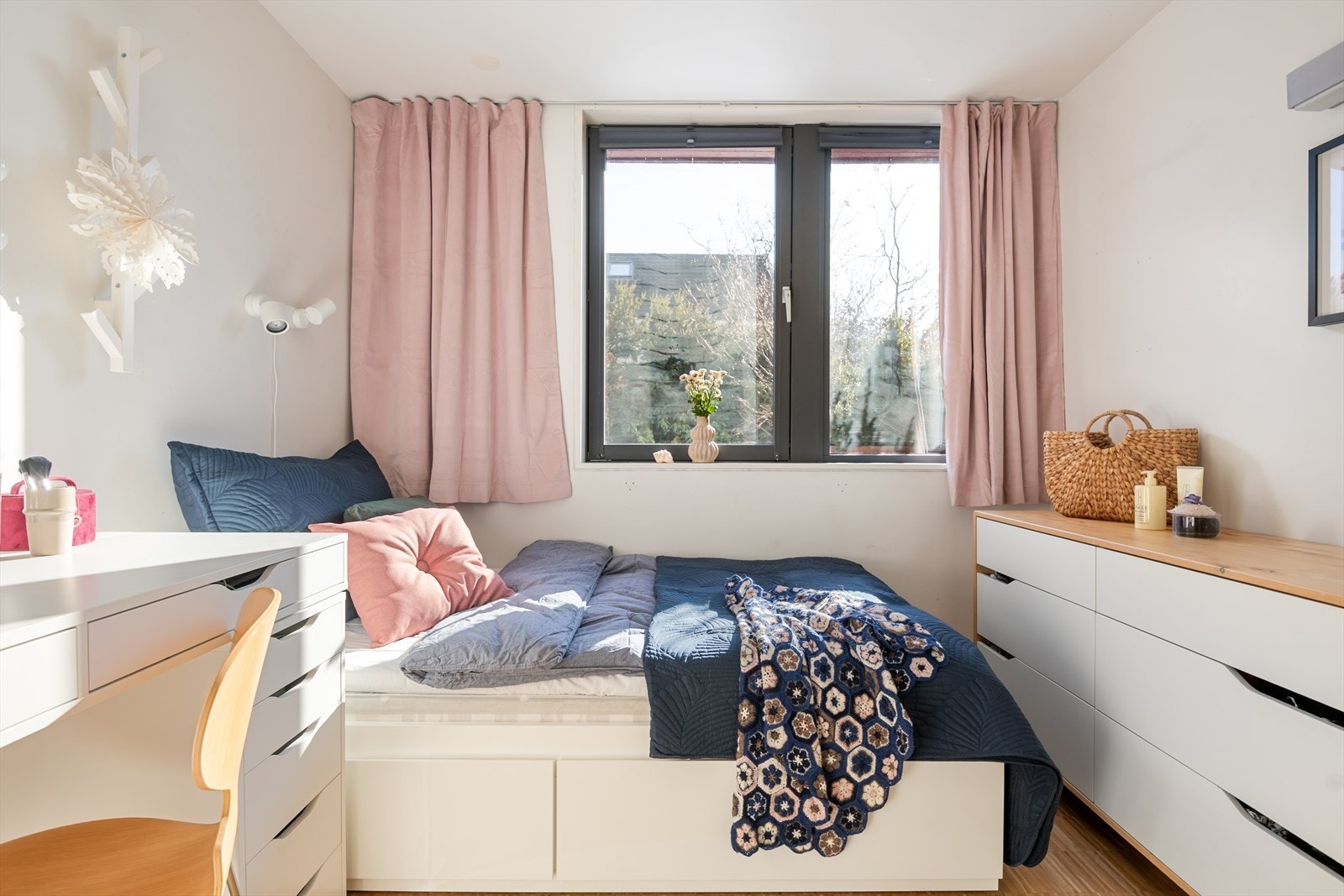 I underetasjen ligger boligens 4. soverom med romslig utførelse og gode bruksmuligheter. Galleribilde