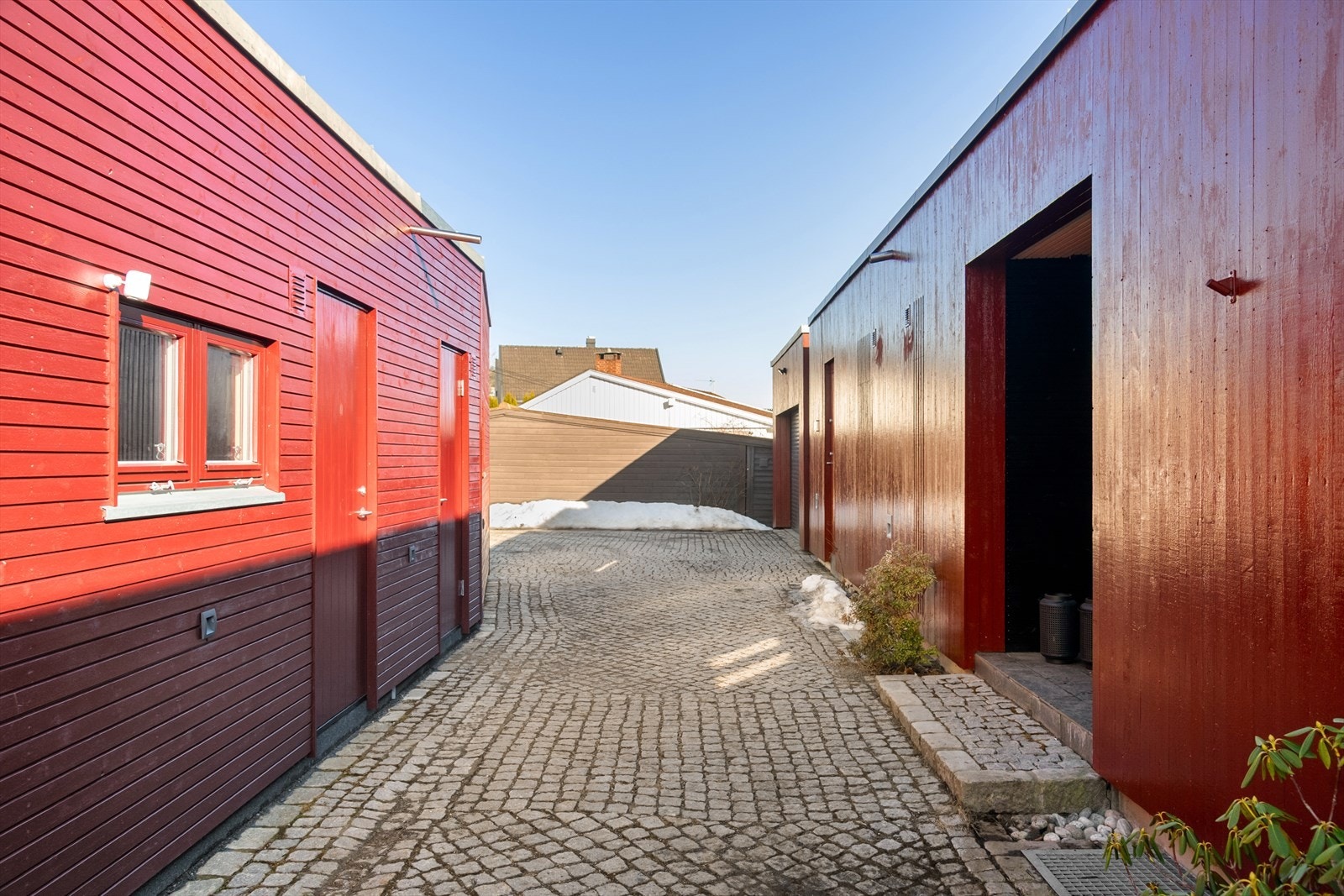 I tillegg til de to gode garasjebyggene med plass til tre biler, gir en romslige gårdsplassen rom for ytterligere biloppstillingsplass. Galleribilde