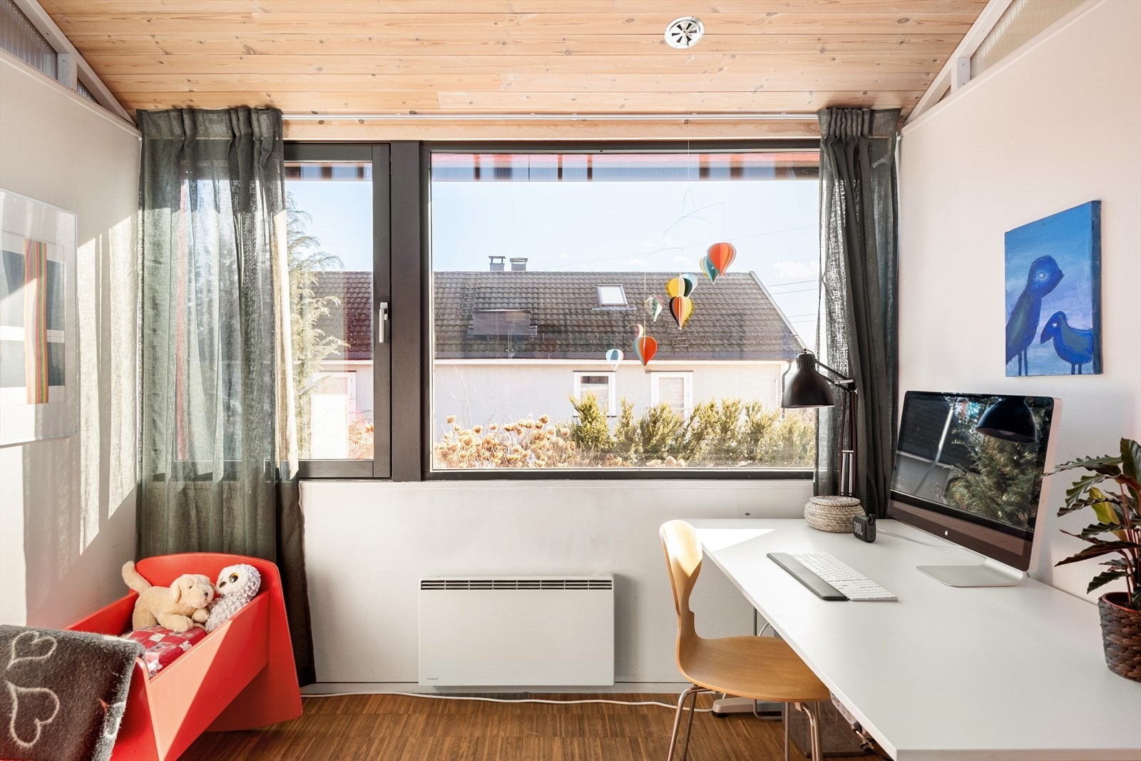 Boligens andre soverom har gode lysforhold og fleksibel bruksmulighet. Galleribilde