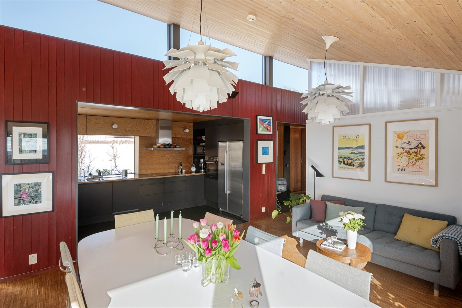 Kjøkkenet har god skapplass som gir gode oppbevaringsmuligheter for både kjøkkenutstyr og dagligvarer, med praktiske og integrerte løsninger. Galleribilde