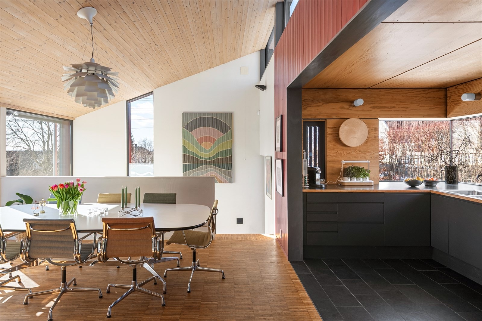 Fra stue og spisestue beveger vi oss videre til kjøkkenet som ligger i åpen forbindelse med oppholdsrommet. Galleribilde