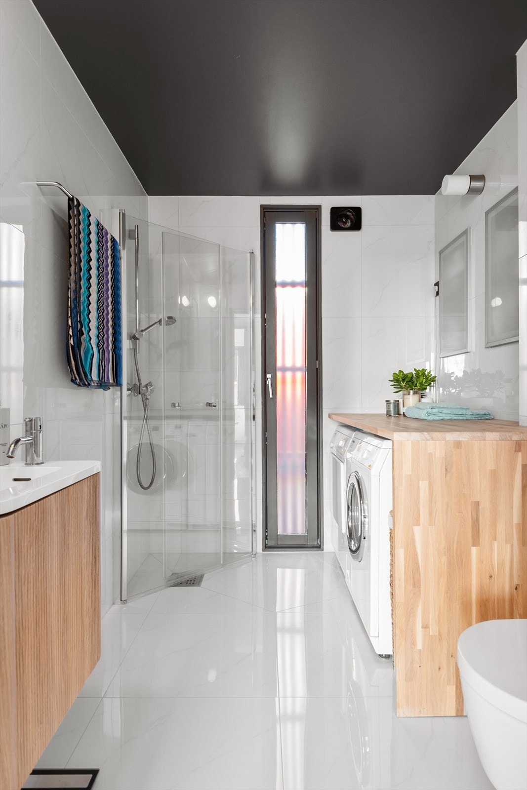 Badet er innredet med servant, toalett og dusjløsning samt opplegg for vaskemaskin. Galleribilde