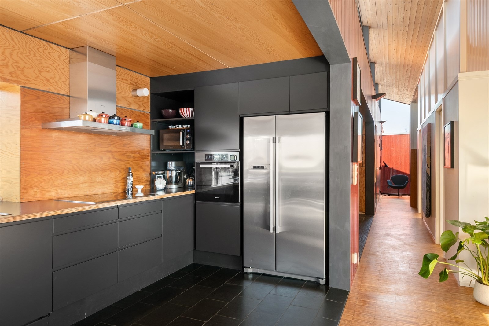 Kjøkkenets plassering gjør det enkelt å være sosial samtidig som maten tilberedes. Galleribilde