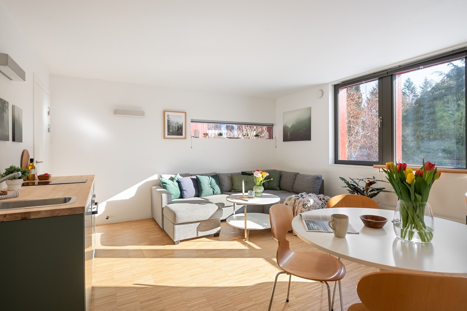 Hybelen har et romslig oppholdsrom som fungerer som stue med åpen kjøkkenløsning. Galleribilde