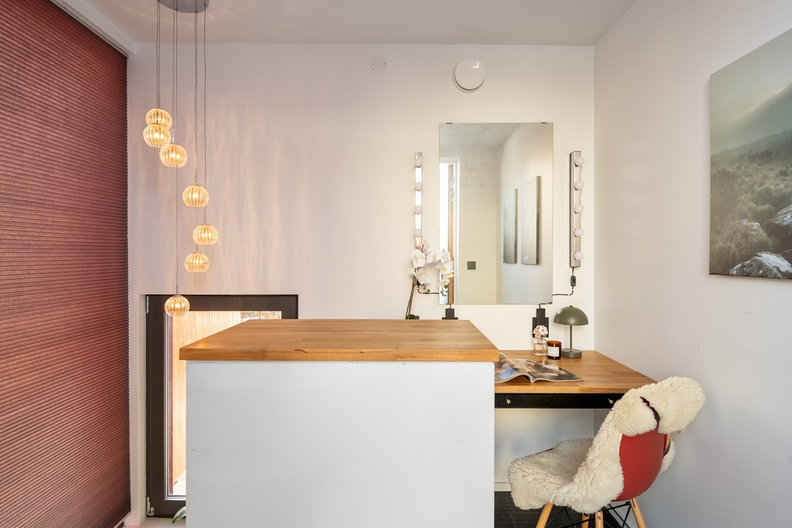 Hybelen har egen inngang med en praktisk liten entre. Galleribilde