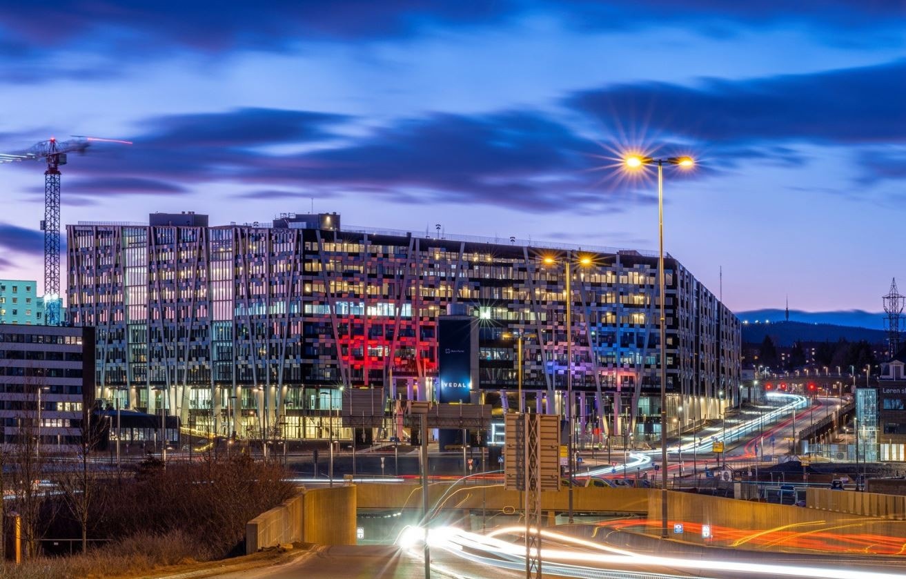 Boligen har gangavstand til Økern Portal, et moderne og pulserende område med restauranter, treningssenter, servicetilbud og hyggelige møteplasser. Galleribilde