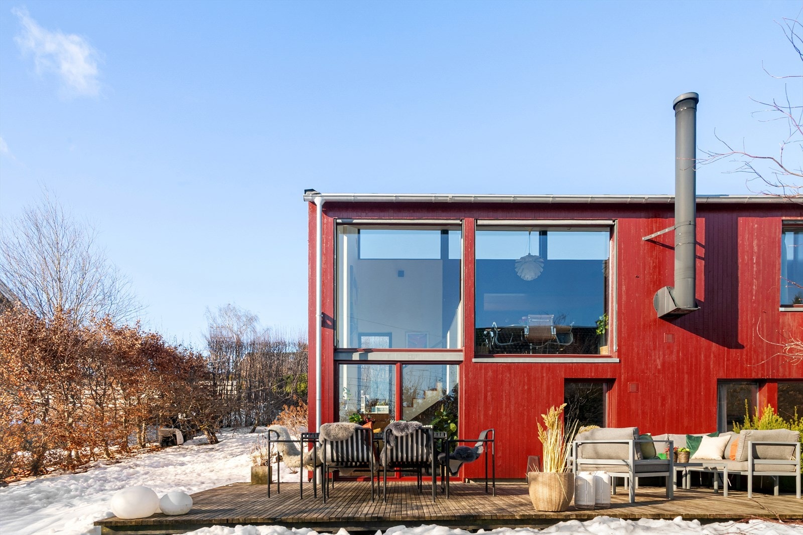 Boligen fremstår som en arkitektonisk helhet hvor form, funksjon og plassering på tomten er nøye gjennomtenkt. Galleribilde