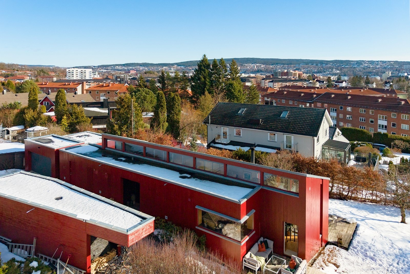 Boligen fremstår som et særpreget og arkitekttegnet hjem. Galleribilde