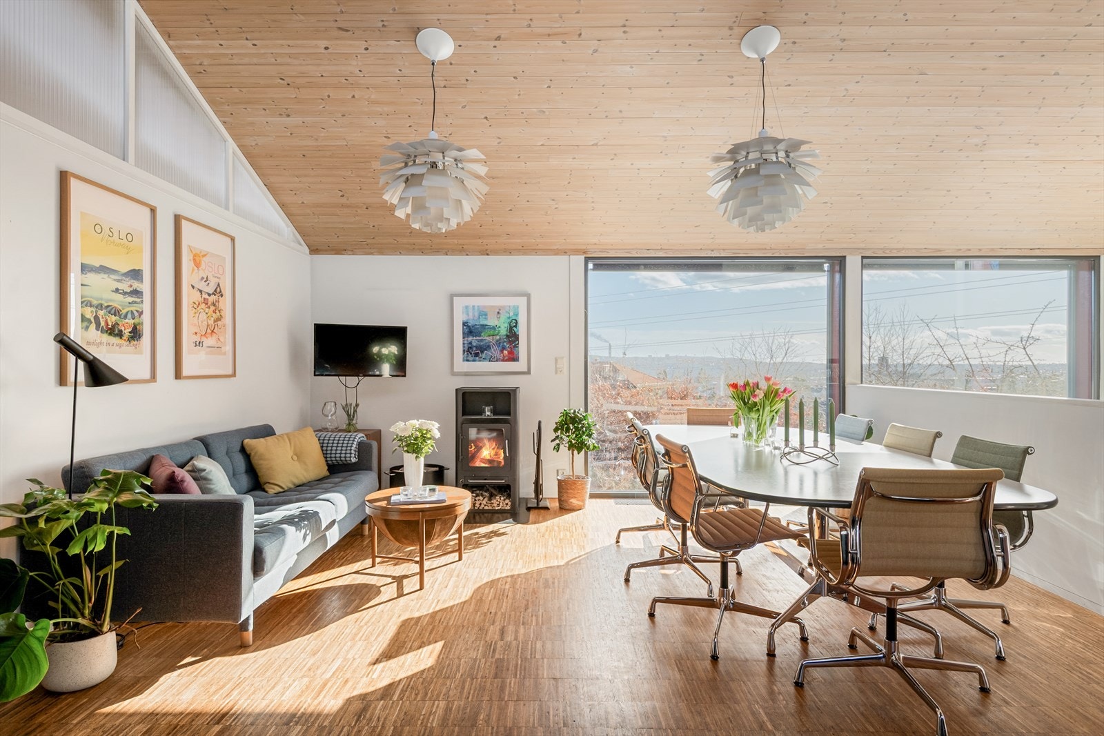 Vi kommer inn i boligens hovedoppholdsrom hvor stue og spisestue ligger i åpen forbindelse og skaper et luftig og sosialt samlingspunkt. Galleribilde